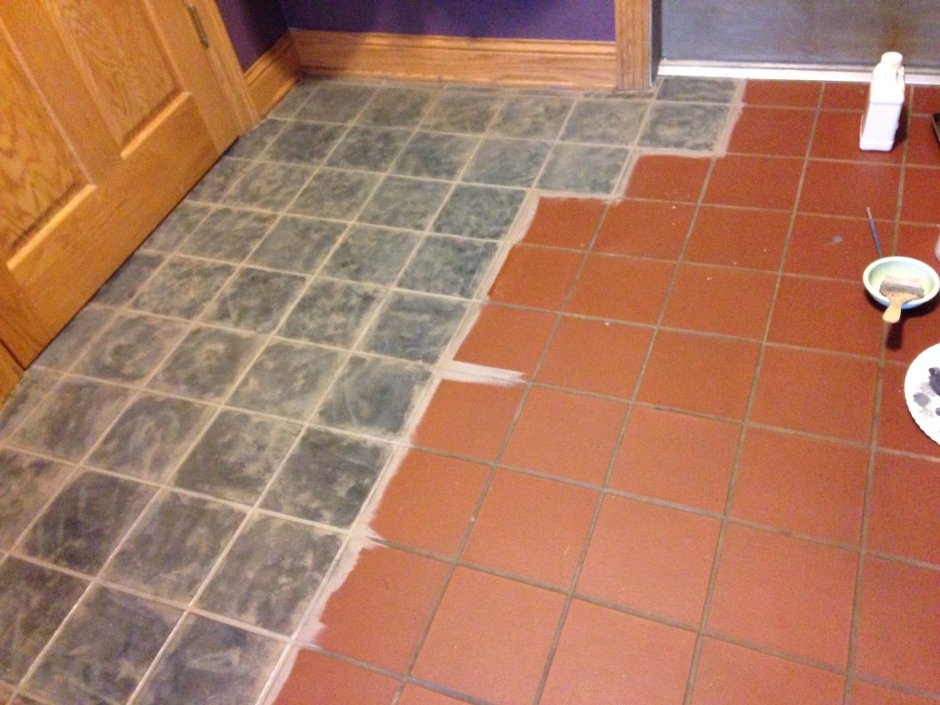 Крашеная плитка на полу