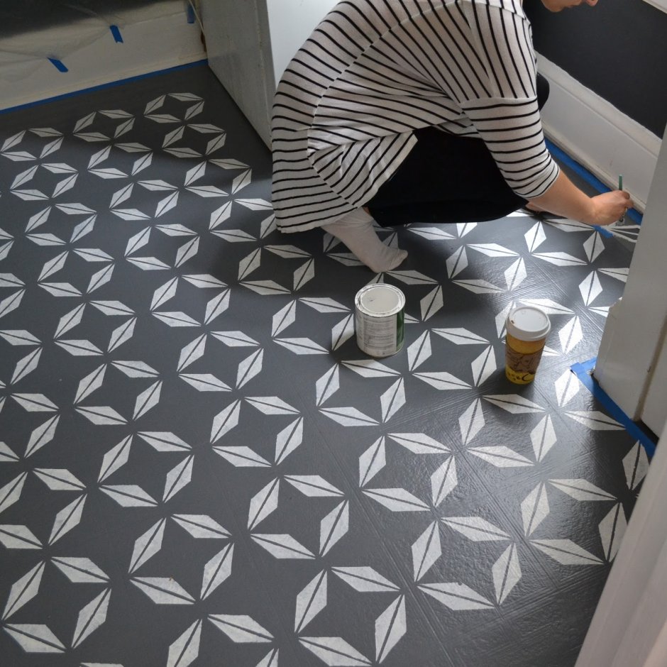 Окрашенная плитка на полу