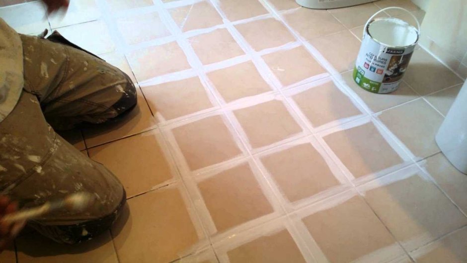 Крашеная плитка на полу