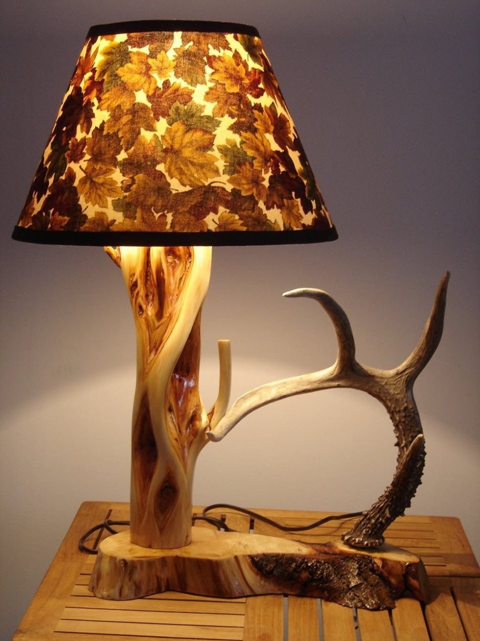 Светильник с абажуром из дерева