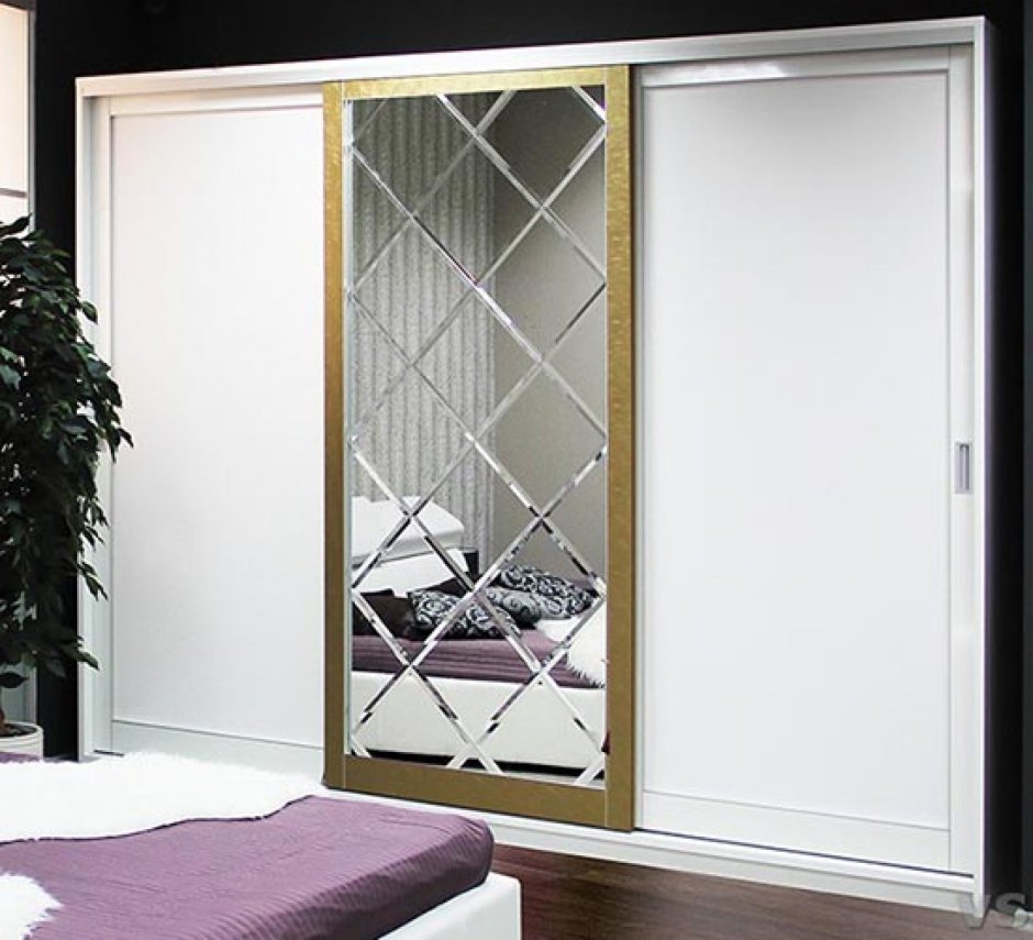 Шкаф-купе в спальню с зеркалом