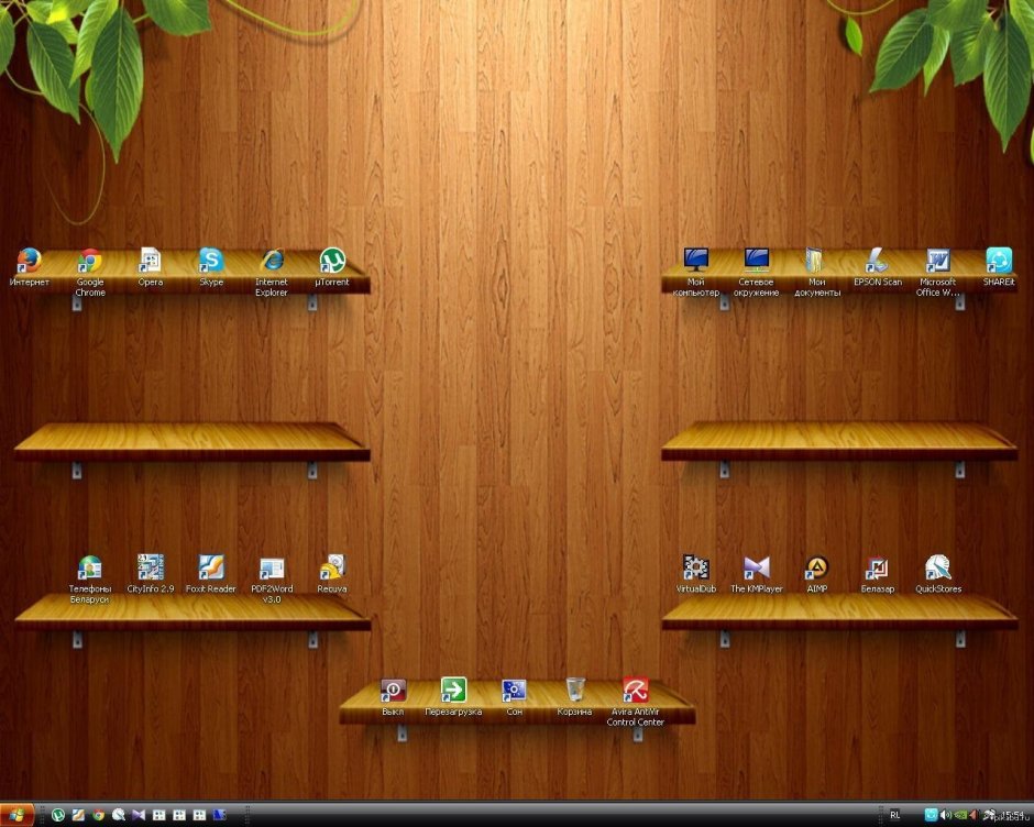 Комната с полками на рабочий стол