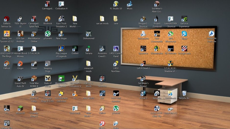 Пустая комната с полками и столом