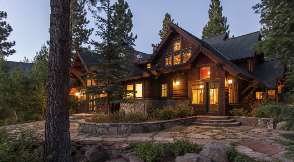 Красивый дом в лесу