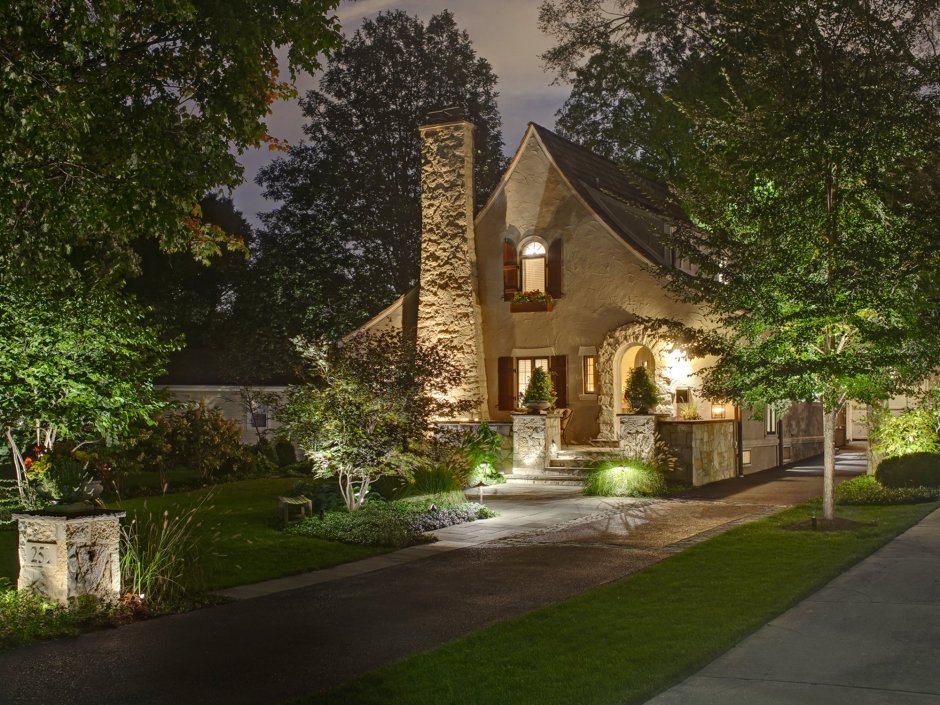 Красивый дом с садом