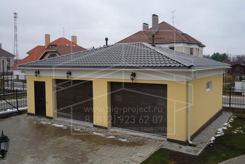 Гараж с четырехскатной крышей