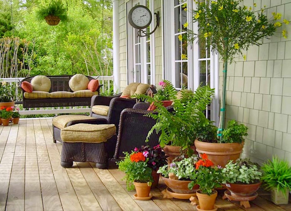 Уютная маленькая веранда на даче