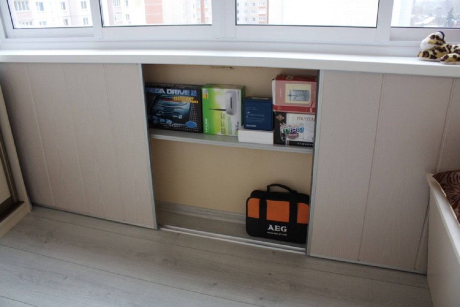 Шкаф вокруг двери сбоку