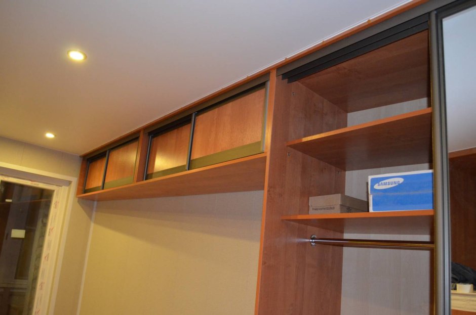 Антресоли с зеркальными дверцами