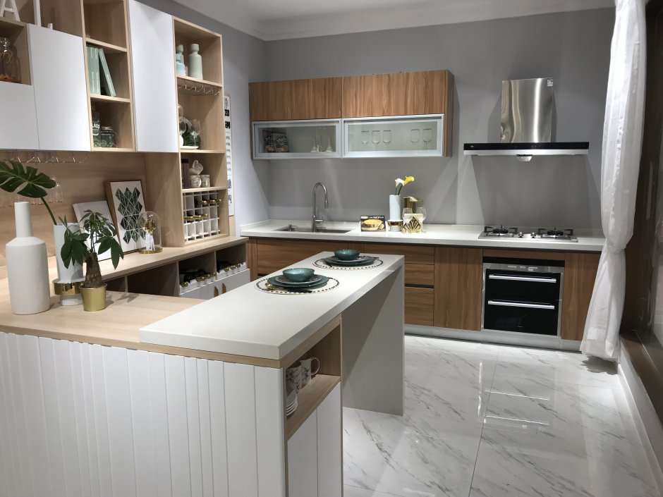 Кухня с открытыми верхними полками