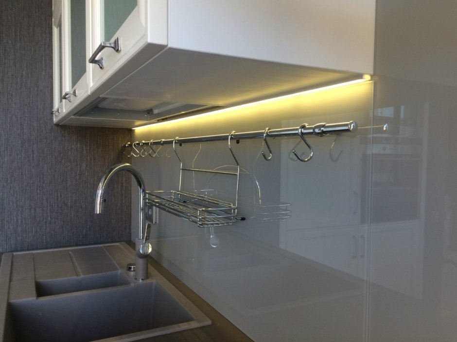 Рейлинги для кухни с подсветкой