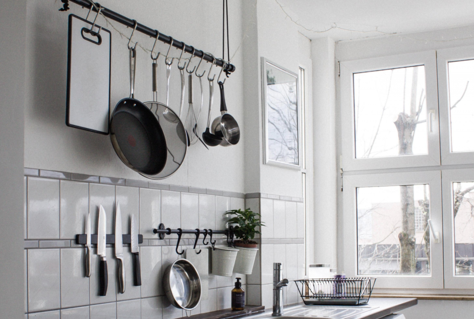 Куча кастрюль и сковородок