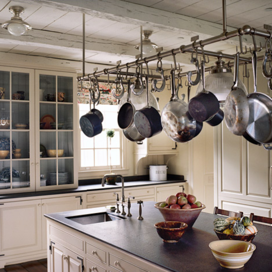 Подвес для сковородок на кухне