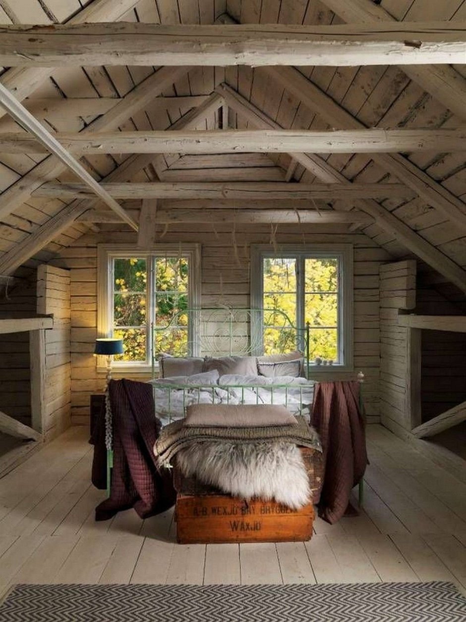 Мансардный потолок с балками