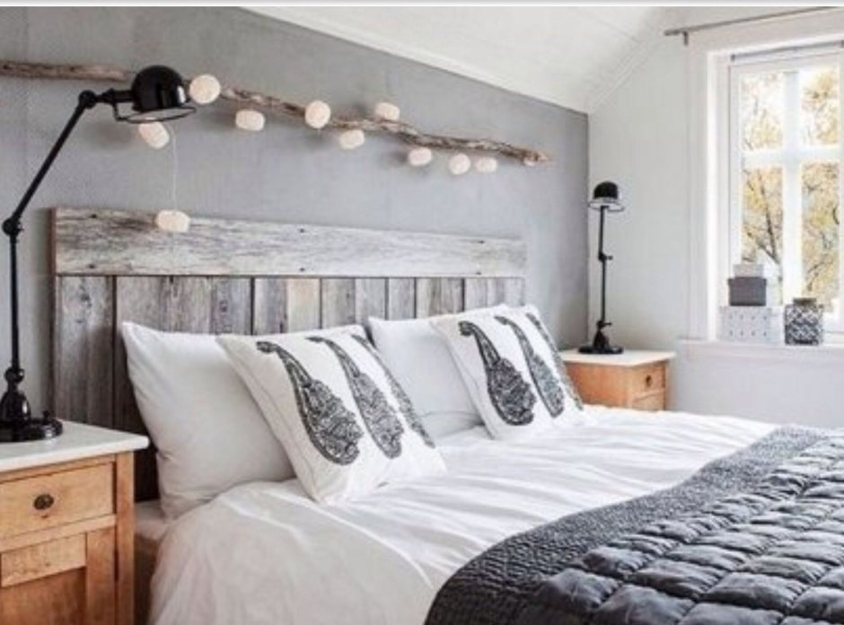 Зеркала над тумбочками в спальне