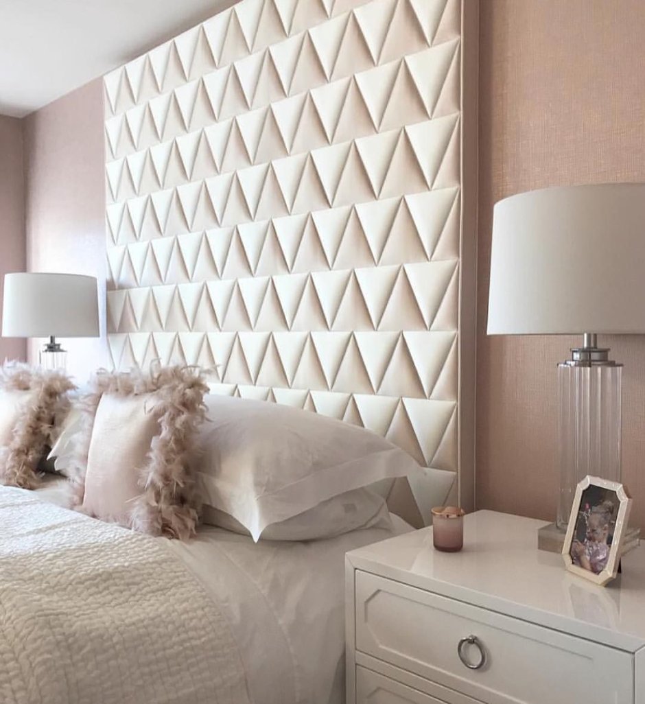 Деревянное панно в изголовье кровати