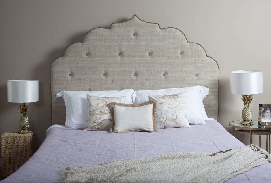 Кровать с фигурным изголовьем