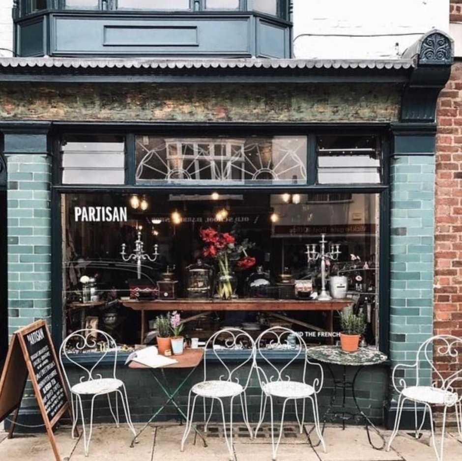 Украшение фасада кафе