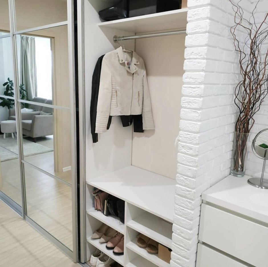 Коридор белый кирпич со шкафом