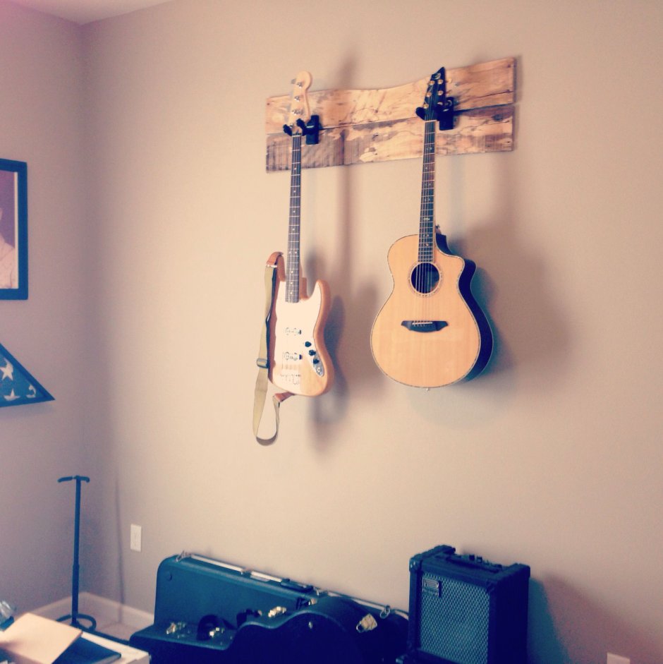 Гитара на стене в интерьере