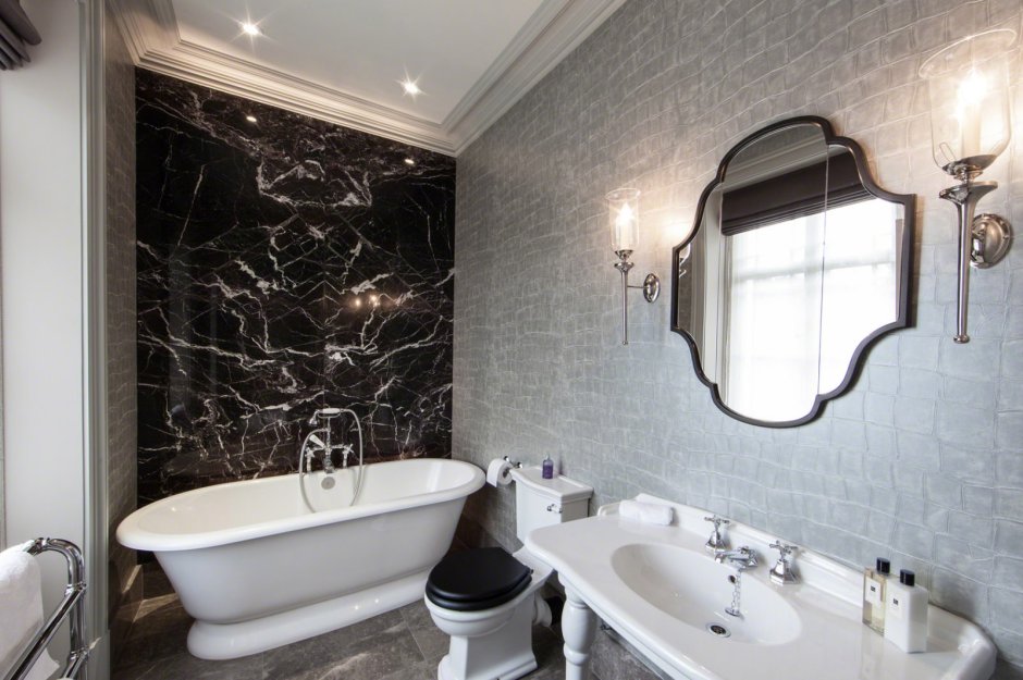 Ванная с мраморной плиткой