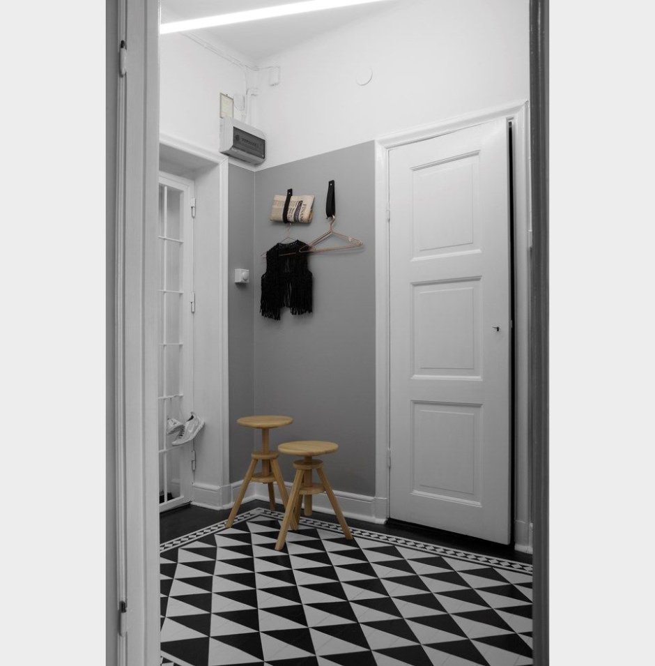 Черно белая плитка в прихожей