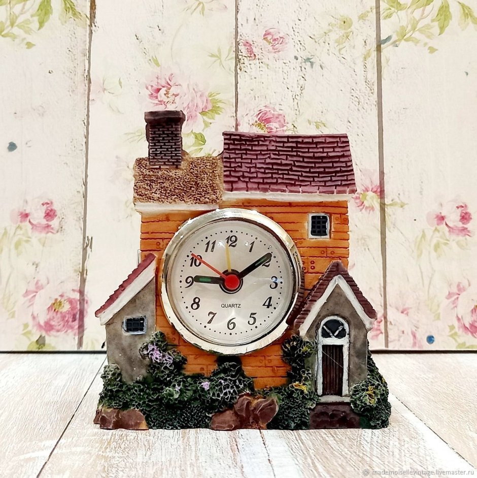Часы и домик
