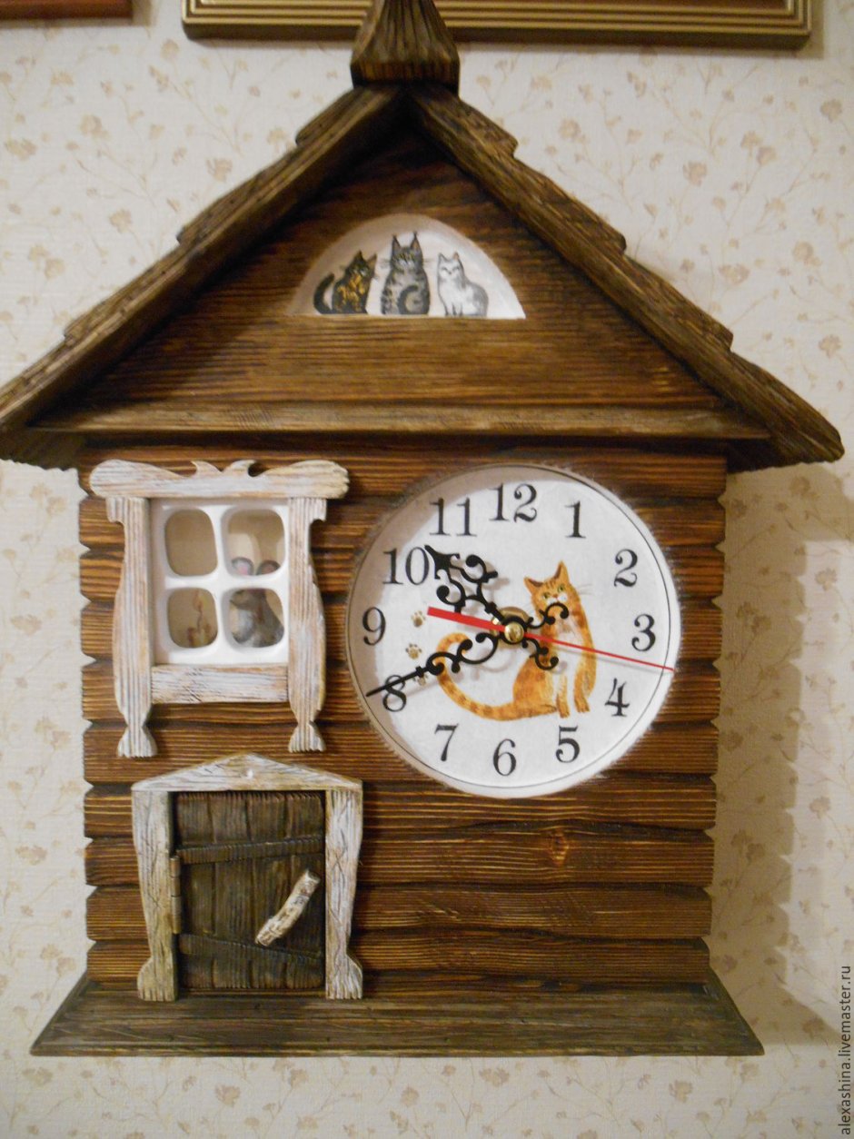 Часы в виде домика настенные