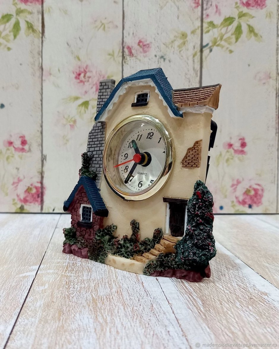 Часы домик настенные