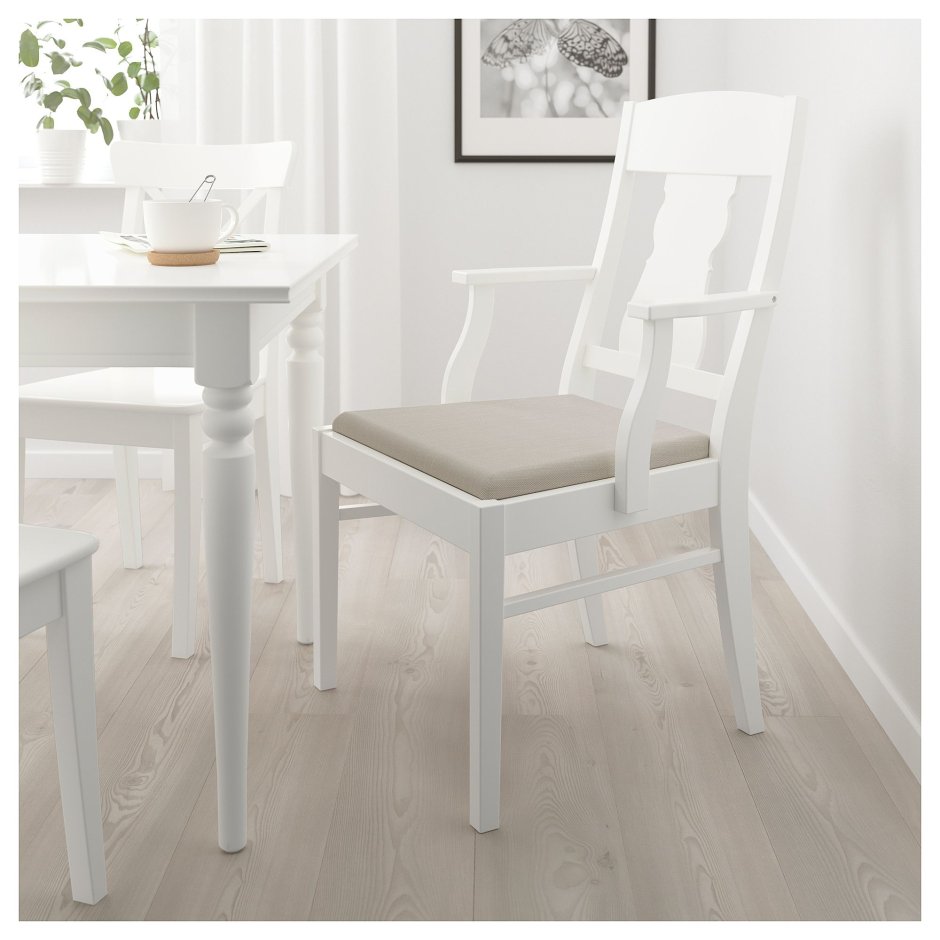 Белое деревянное кресло