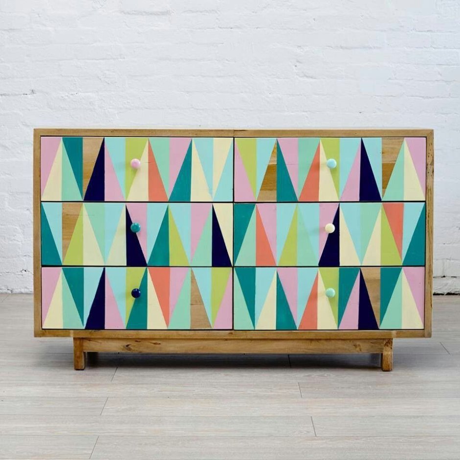 Геометрические узоры на мебели