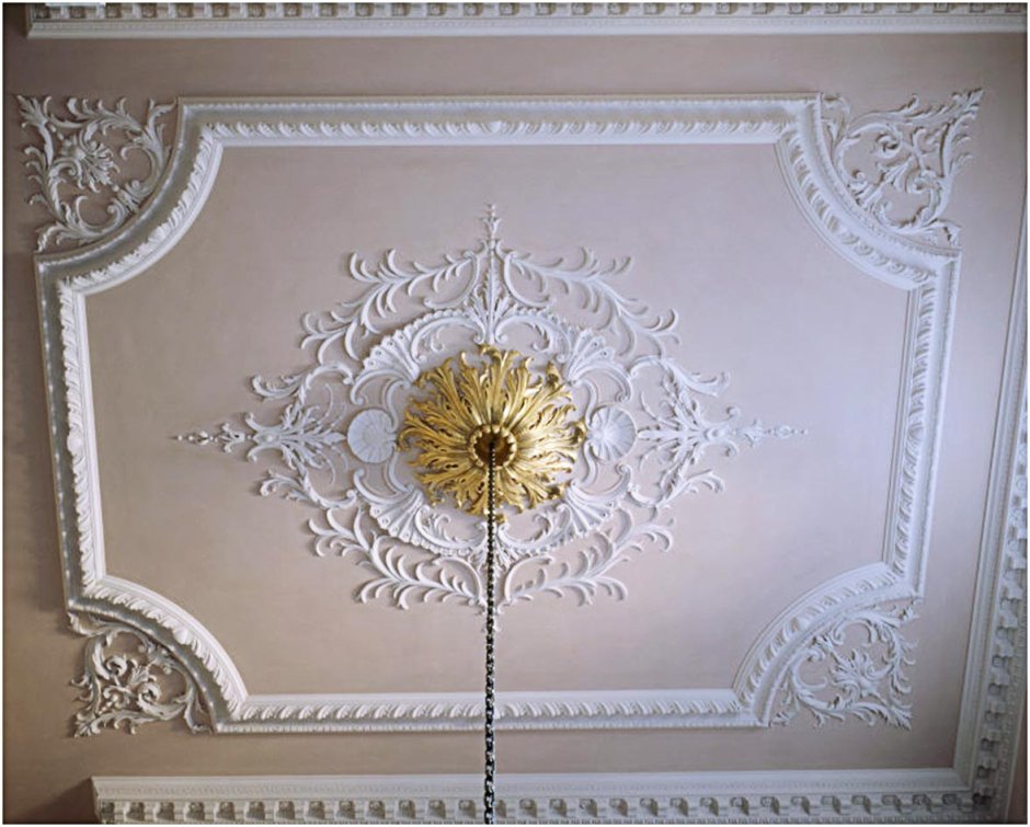 Подвесной потолок с лепниной