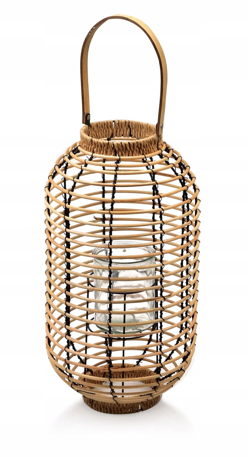 Деревянный фонарь со свечой в интерьере гостиной