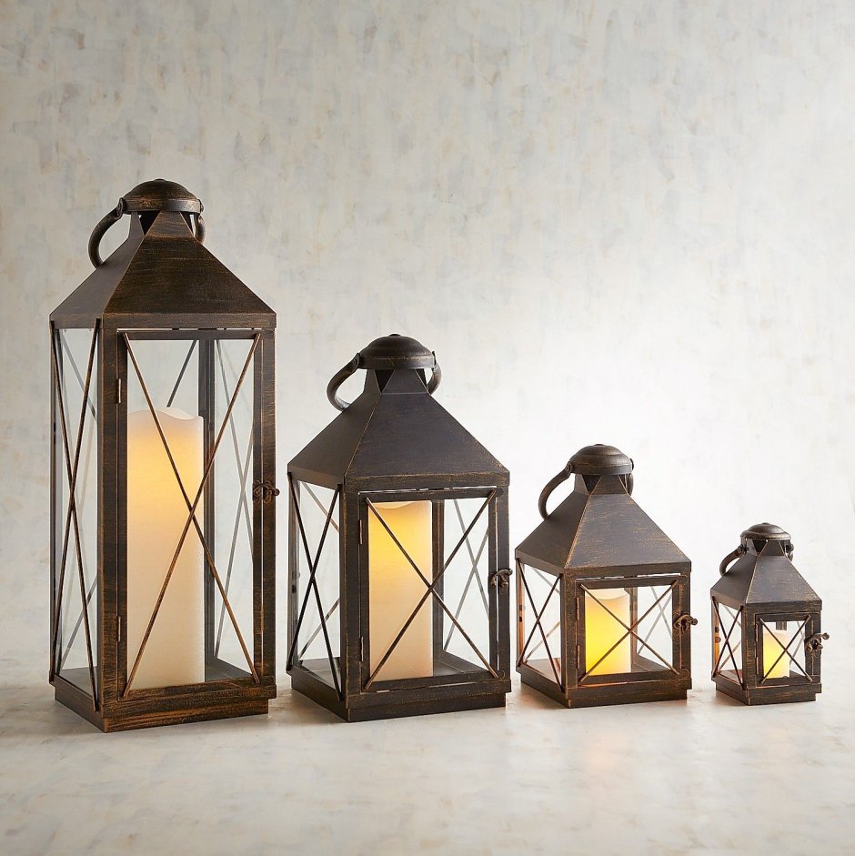 Красный деревянный фонарь