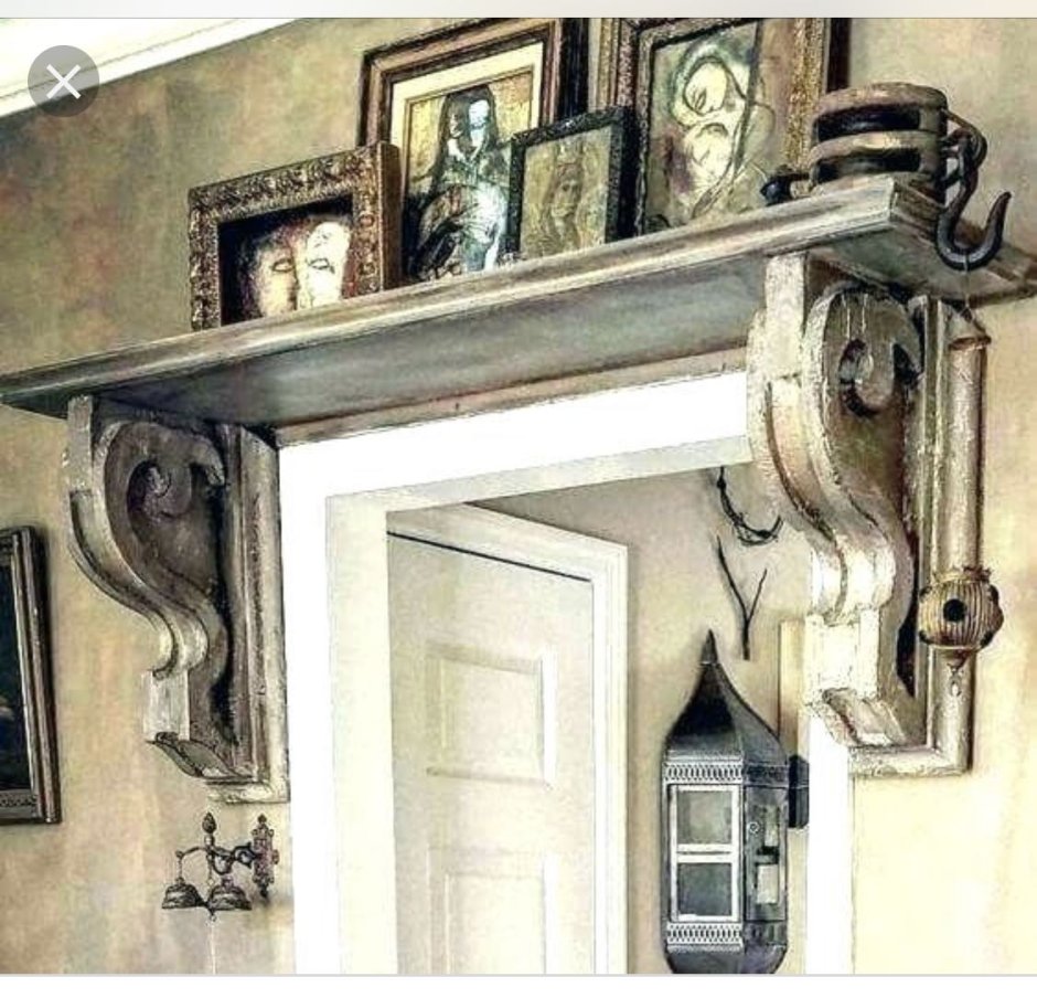 Полки над дверью в интерьере