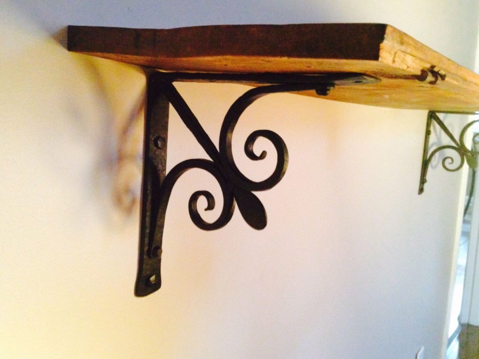 Кованый держатель для полки
