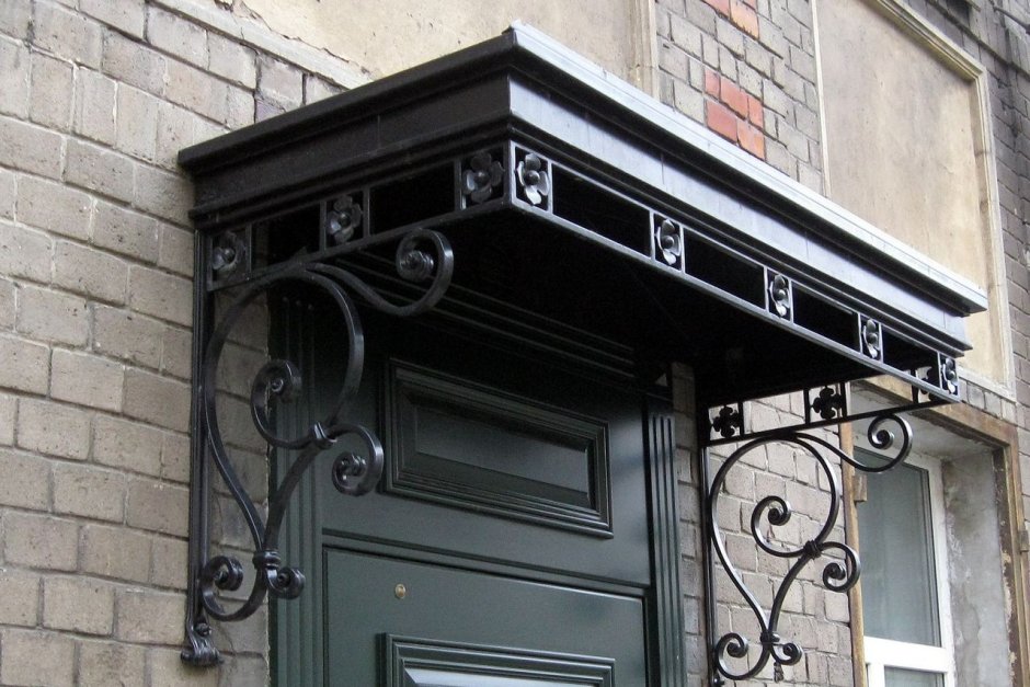 Козырёк над входной дверью в стиле лофт