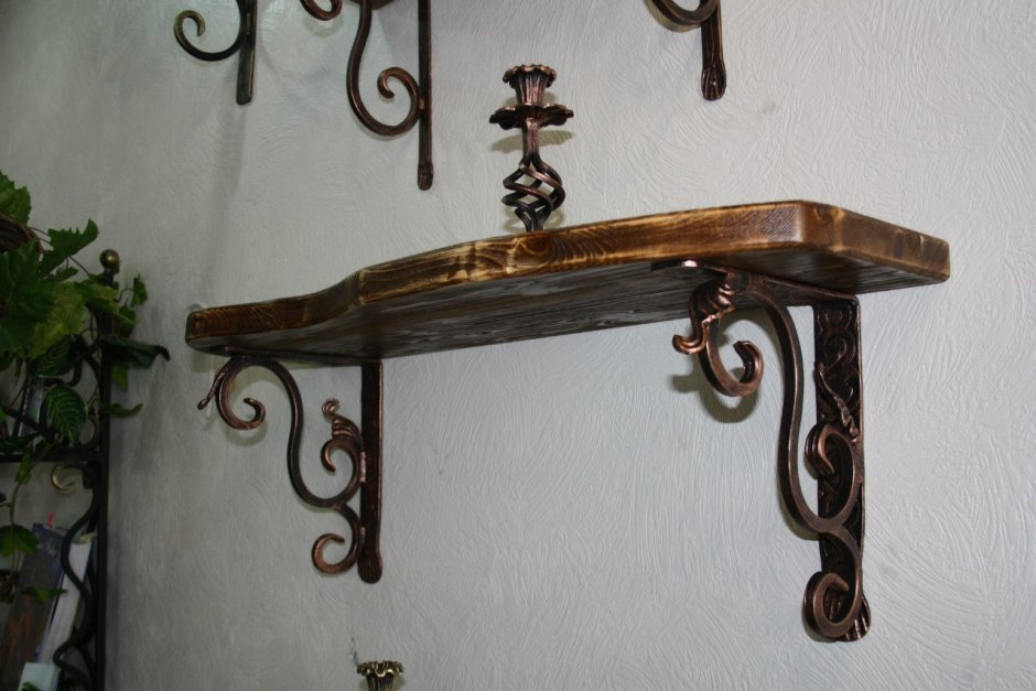 Полки с кованными держателями