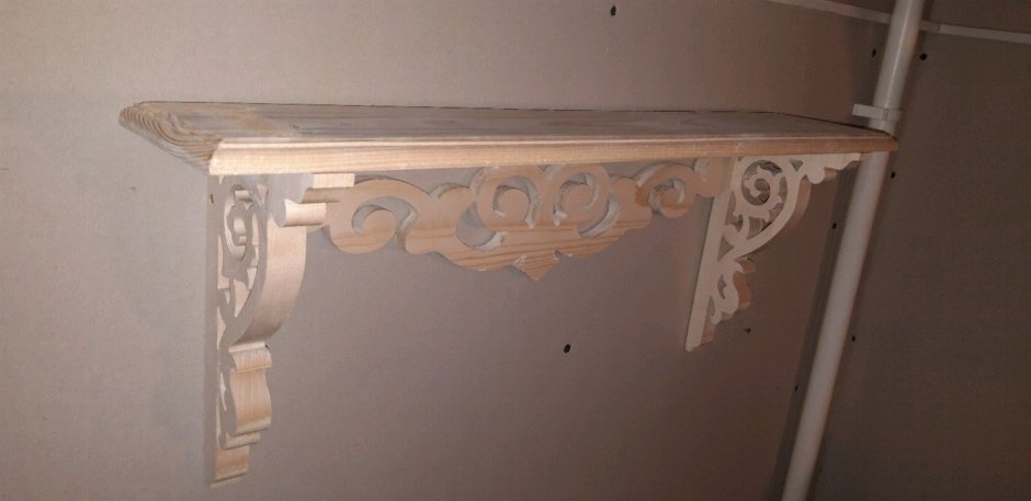 Резная полка из дерева