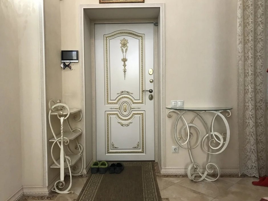 Прихожая с элементами ковки