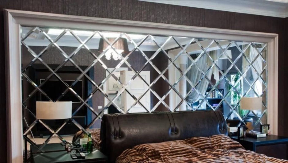 Зеркальная инсталляция на стене