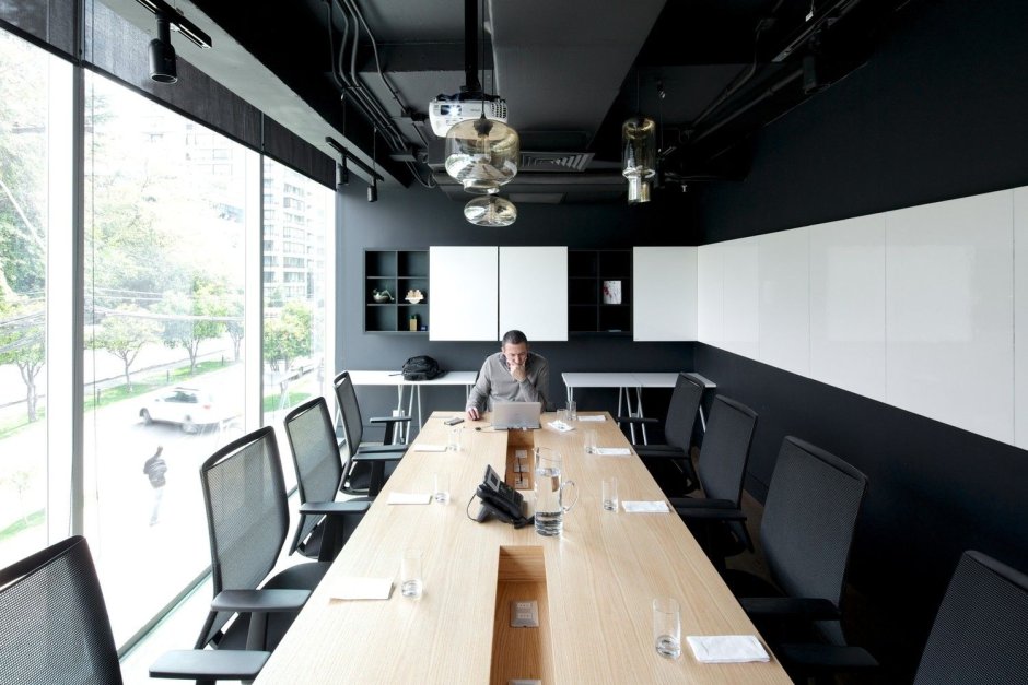 Офис в темных тонах