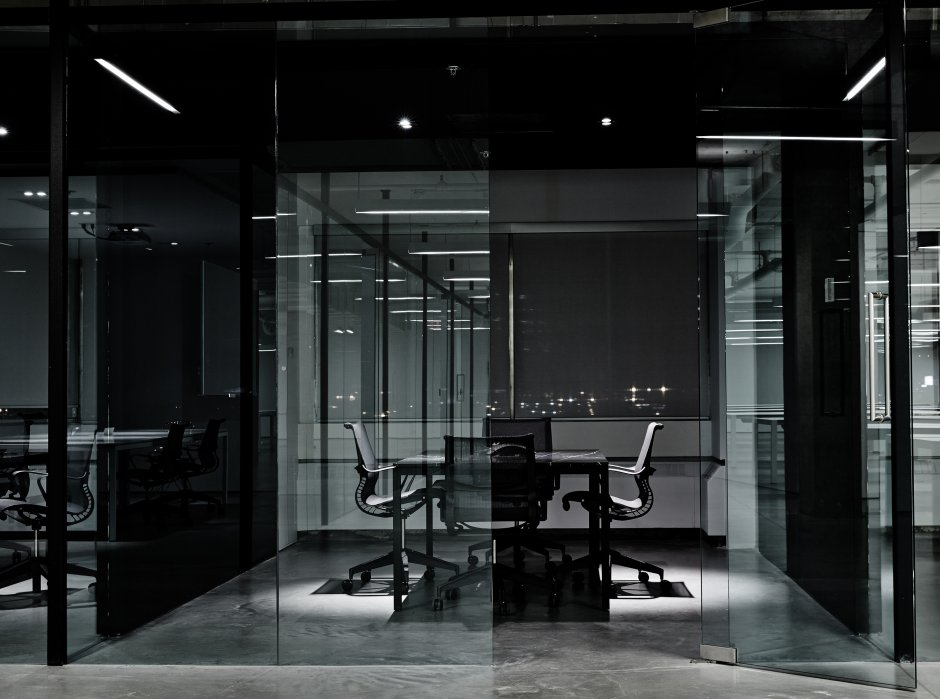 Черный интерьер офиса