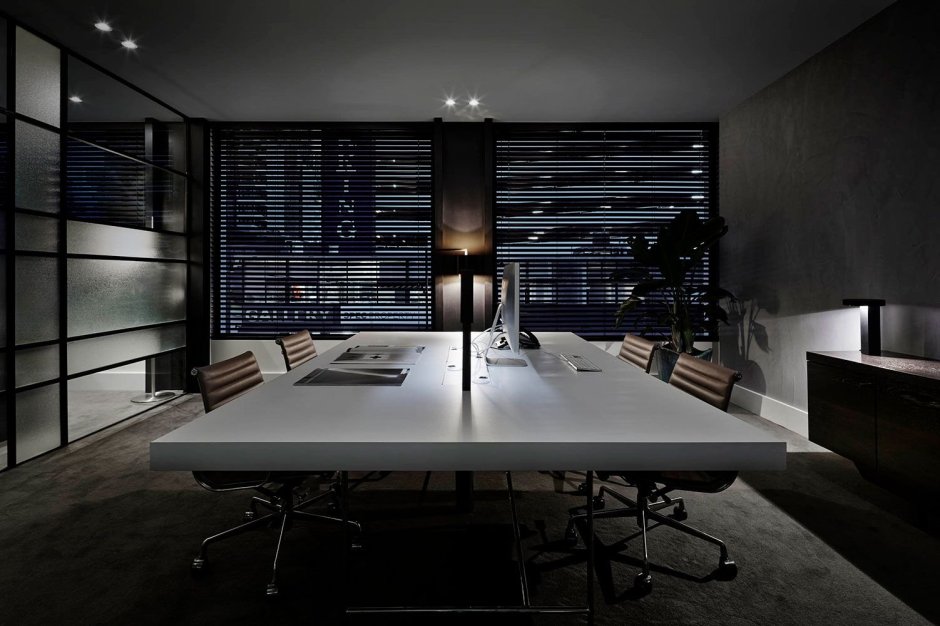 Офис в темных тонах