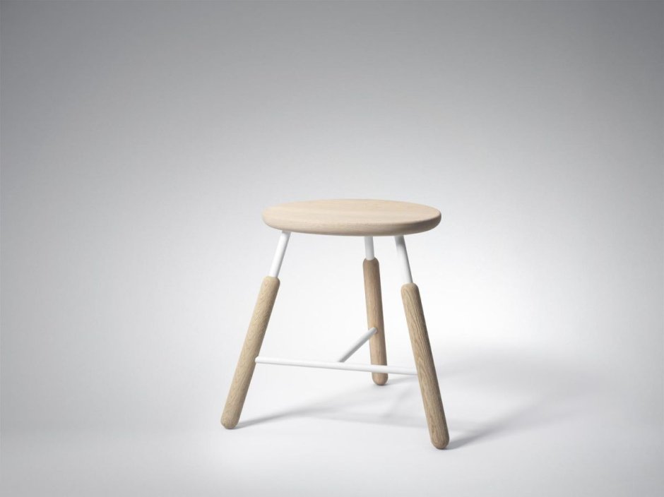 Стул на трех ножках