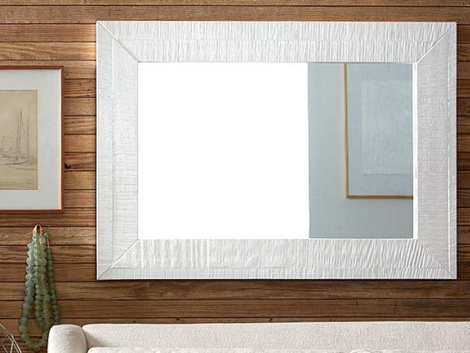 Зеркало в белой багетной раме