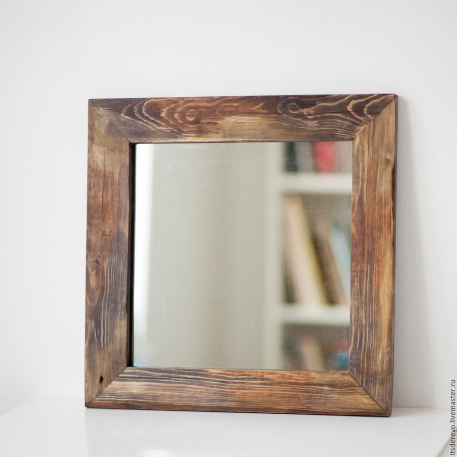 Зеркало в деревянной раме
