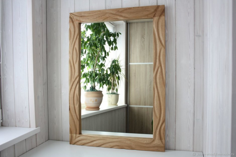 Зеркало в деревянной раме из массива