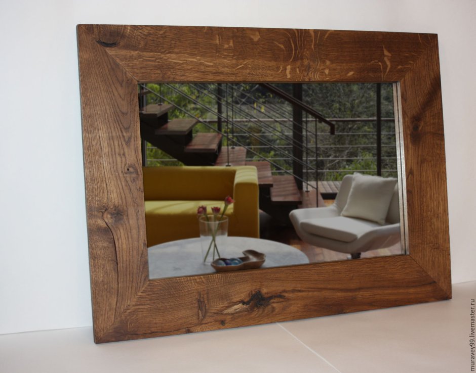 Зеркало в деревянной раме