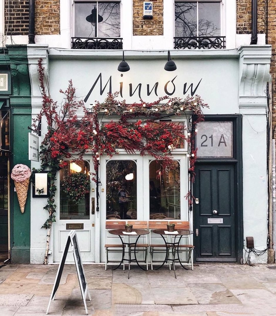 Украшение фасада кафе